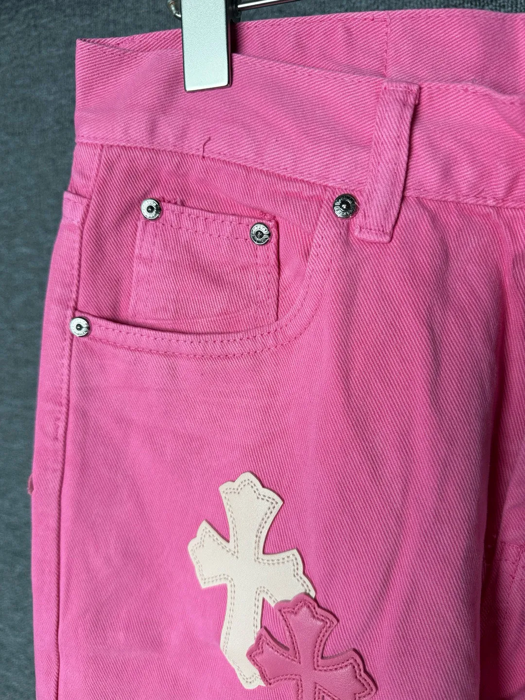 P270 💰 (Top version) CHROME HEARTS 25ss dopamine light pink cross leather washed jeans - Full of exploring the ultimate in fashion, Chrome Hearts' new Chrome Hearts pants not only present a unique style, the fresh ice blue looks particularly youthful and energetic. The mid-high waist design is paired with a lazy and casual style, which not only shows long legs but also maintains a casual feel. It is a must-have fashion choice for trendy men and trendy women. Color: Dopamine powder Size: 28-30-32-34 (corresponds to S-M-L-XL)